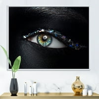 Дизайнарт 'Момичешки Очи С Многоцветни Стъклени Искри' Модерна Рамка Платно Стена Арт Принт