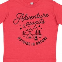 Мастически приключения очаква отвън в природата с палатка и планини подаръци за малко дете или тениска за момиче